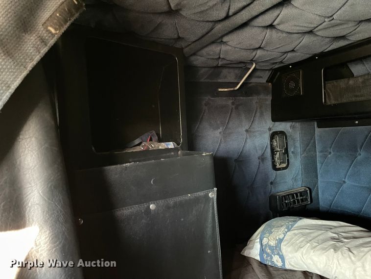 image for item DN0039 1992 Freightliner FLD120  semi truck