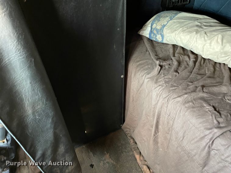 image for item DN0039 1992 Freightliner FLD120  semi truck