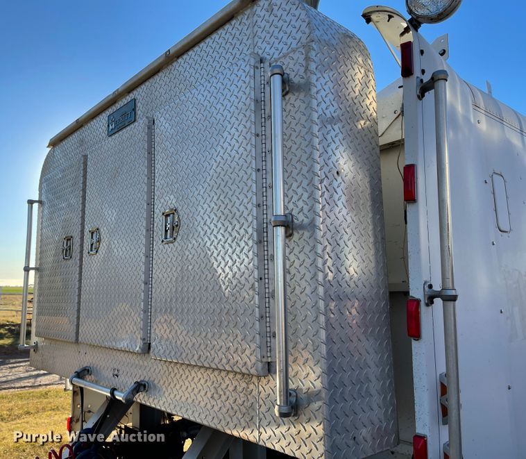 image for item DN0039 1992 Freightliner FLD120  semi truck