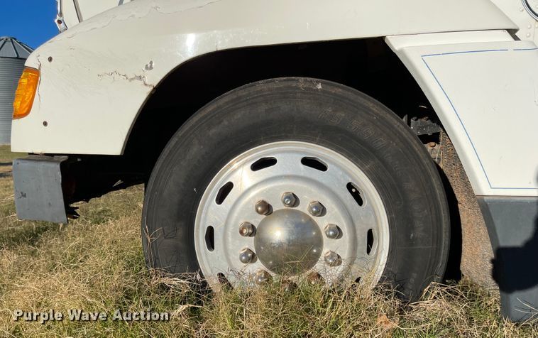 image for item DN0039 1992 Freightliner FLD120  semi truck