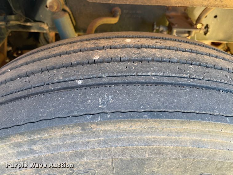 image for item DN0039 1992 Freightliner FLD120  semi truck