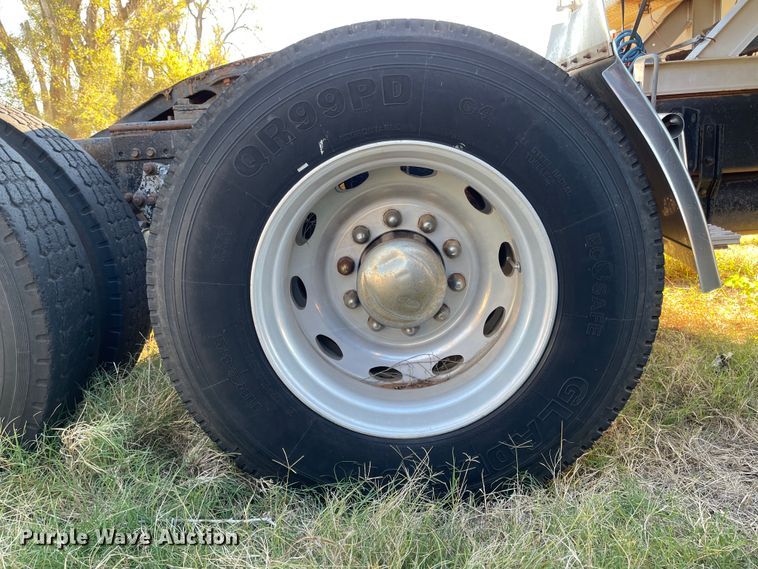 image for item DN0039 1992 Freightliner FLD120  semi truck