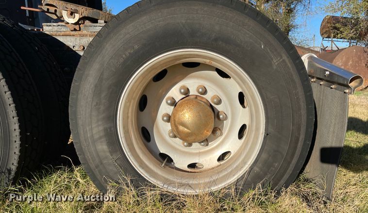 image for item DN0039 1992 Freightliner FLD120  semi truck