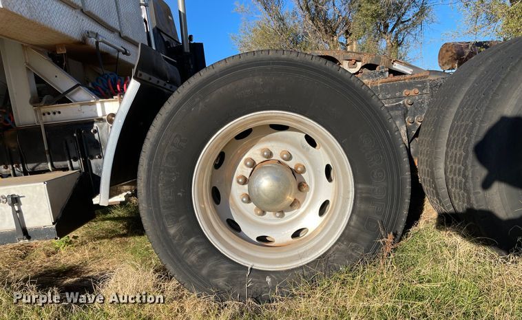 image for item DN0039 1992 Freightliner FLD120  semi truck