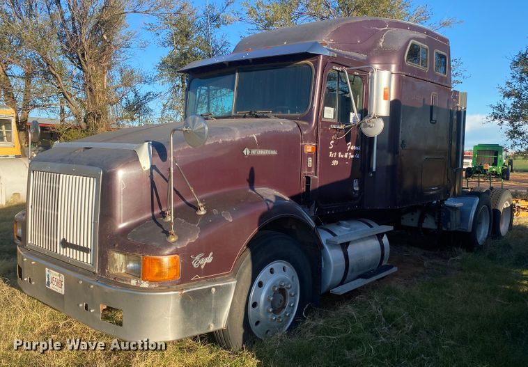 image for item DN0040 1995 International 9400  semi truck