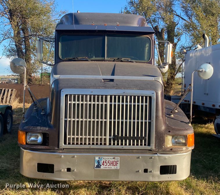 image for item DN0040 1995 International 9400  semi truck