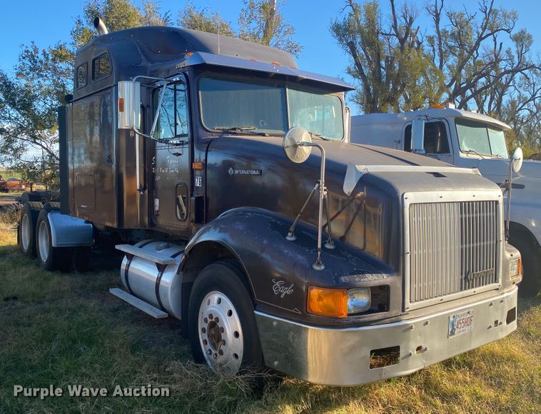 image for item DN0040 1995 International 9400  semi truck