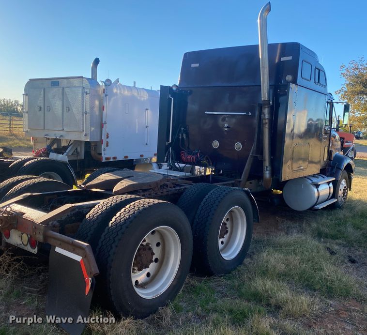 image for item DN0040 1995 International 9400  semi truck