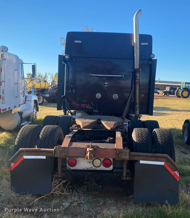 image for item DN0040 1995 International 9400  semi truck