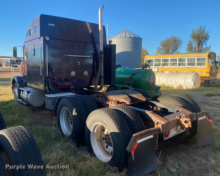 image for item DN0040 1995 International 9400  semi truck