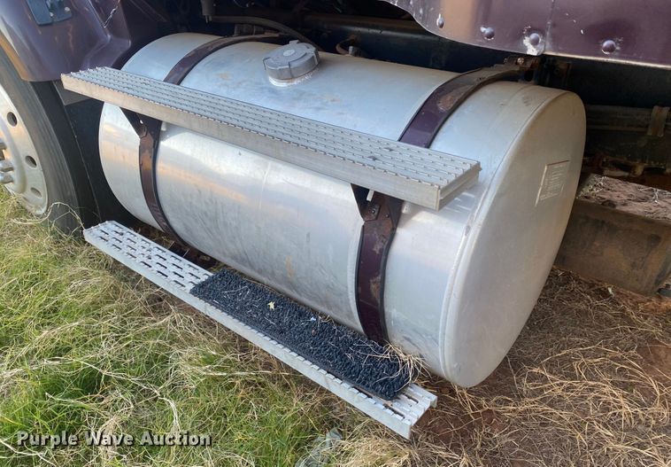 image for item DN0040 1995 International 9400  semi truck