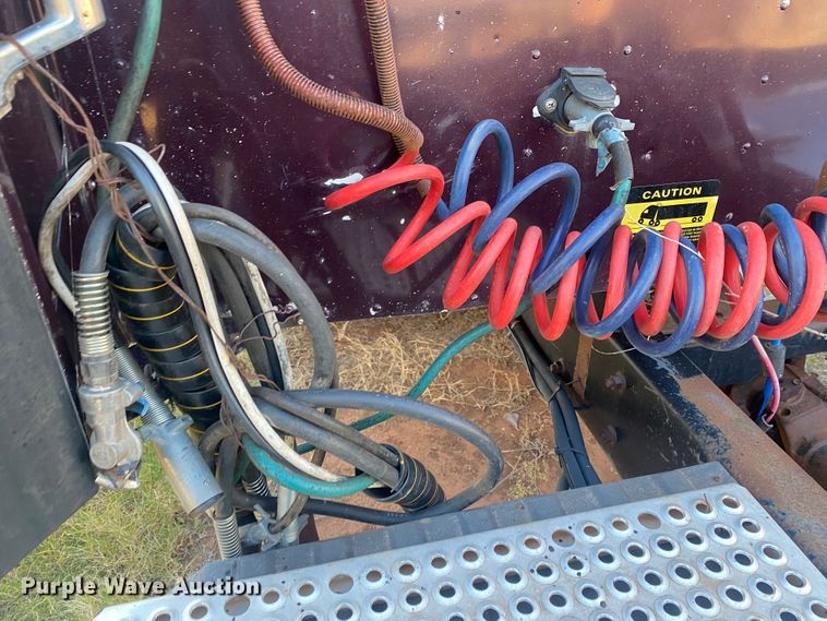 image for item DN0040 1995 International 9400  semi truck