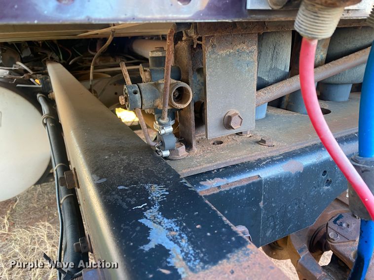 image for item DN0040 1995 International 9400  semi truck