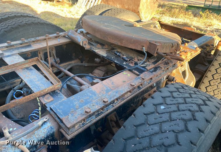 image for item DN0040 1995 International 9400  semi truck