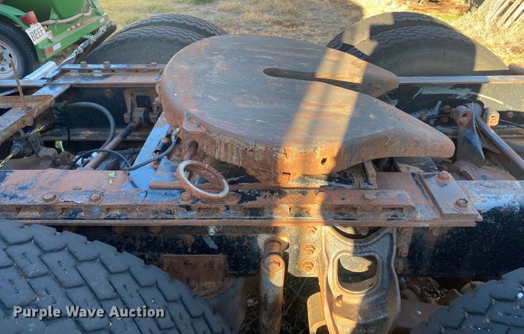 image for item DN0040 1995 International 9400  semi truck