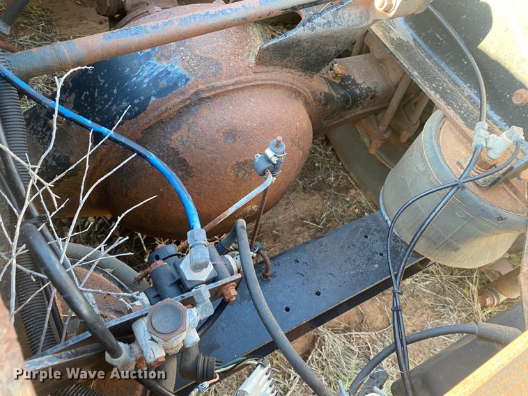 image for item DN0040 1995 International 9400  semi truck