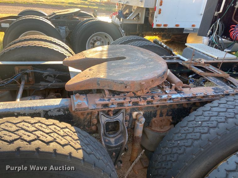 image for item DN0040 1995 International 9400  semi truck