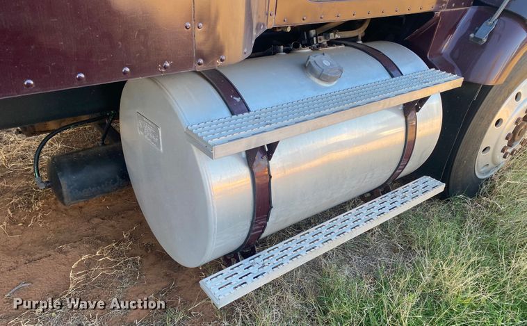 image for item DN0040 1995 International 9400  semi truck