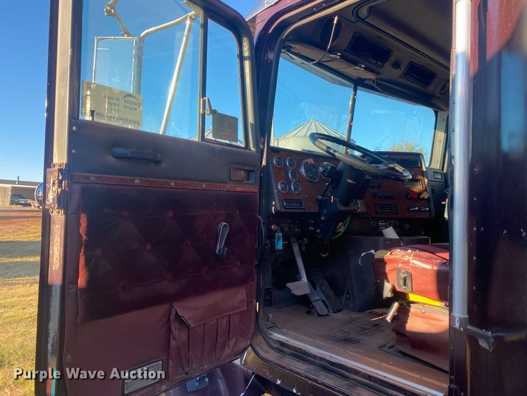 image for item DN0040 1995 International 9400  semi truck