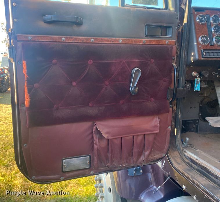 image for item DN0040 1995 International 9400  semi truck