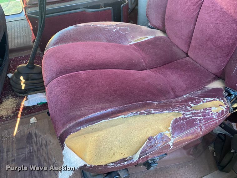 image for item DN0040 1995 International 9400  semi truck