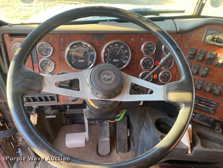 image for item DN0040 1995 International 9400  semi truck