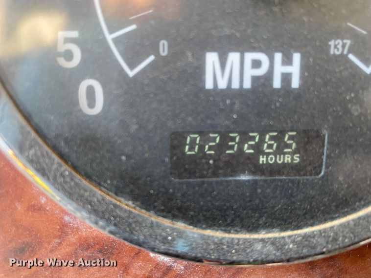 image for item DN0040 1995 International 9400  semi truck