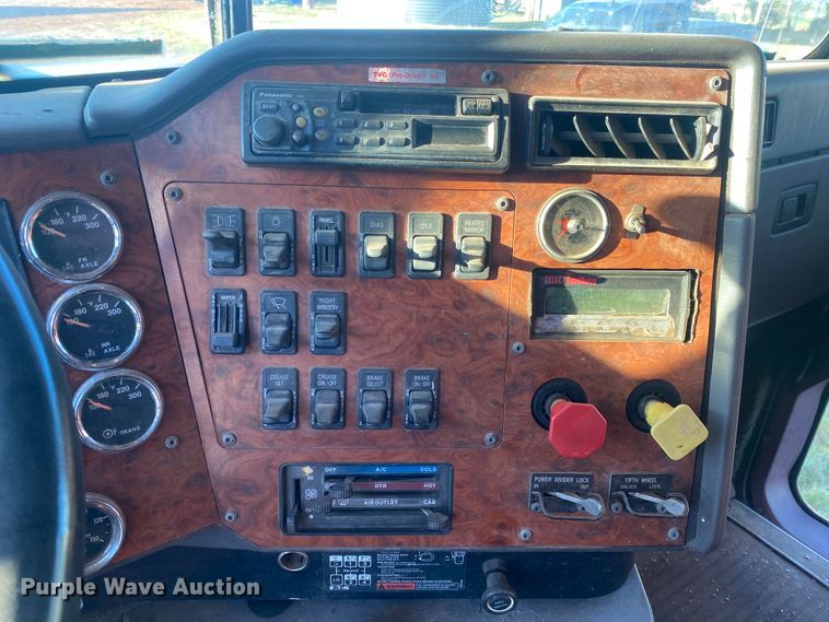 image for item DN0040 1995 International 9400  semi truck