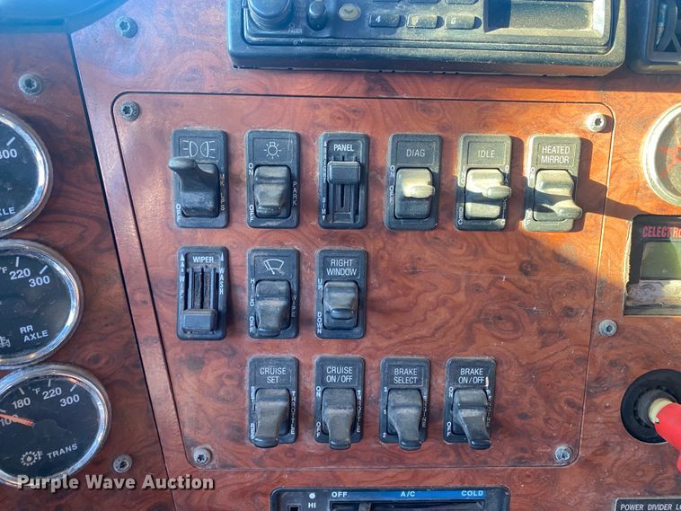 image for item DN0040 1995 International 9400  semi truck