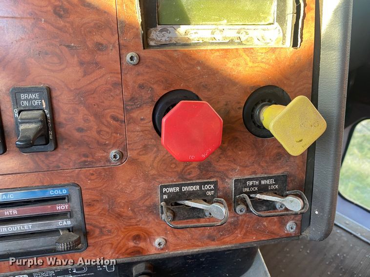 image for item DN0040 1995 International 9400  semi truck