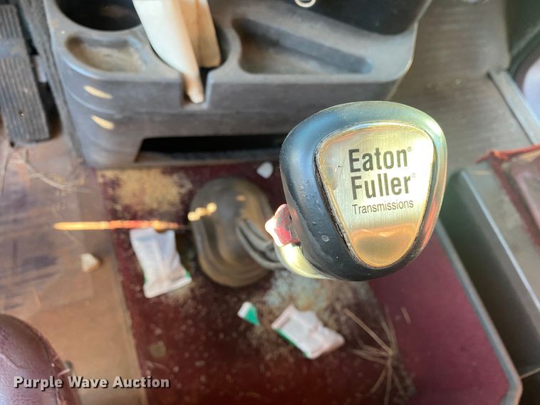 image for item DN0040 1995 International 9400  semi truck