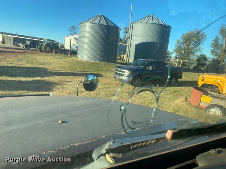 image for item DN0040 1995 International 9400  semi truck