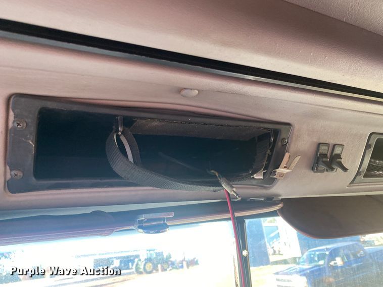 image for item DN0040 1995 International 9400  semi truck