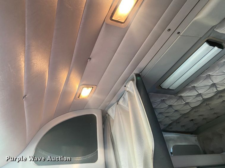 image for item DN0040 1995 International 9400  semi truck