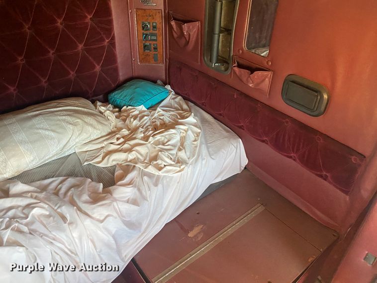 image for item DN0040 1995 International 9400  semi truck