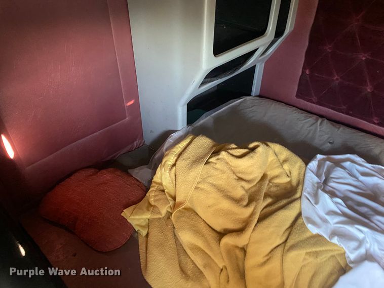 image for item DN0040 1995 International 9400  semi truck