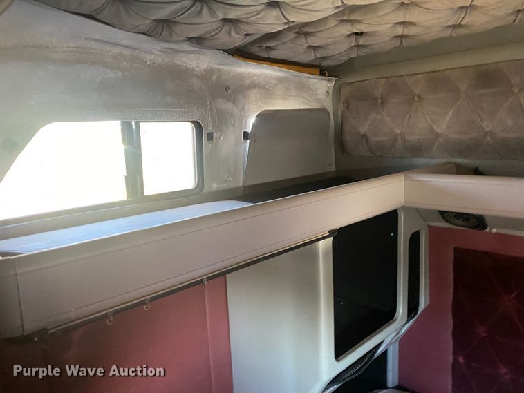 image for item DN0040 1995 International 9400  semi truck