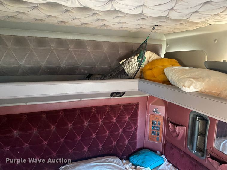 image for item DN0040 1995 International 9400  semi truck