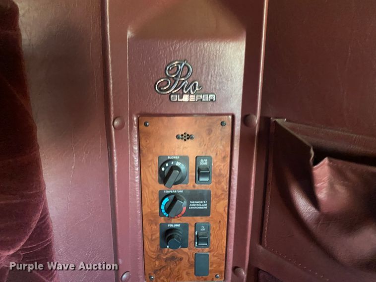 image for item DN0040 1995 International 9400  semi truck