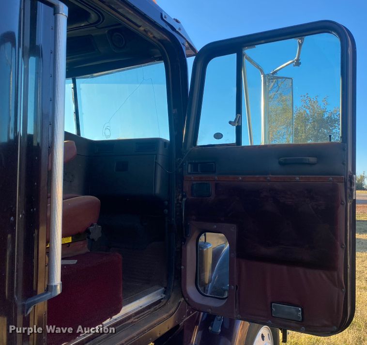 image for item DN0040 1995 International 9400  semi truck