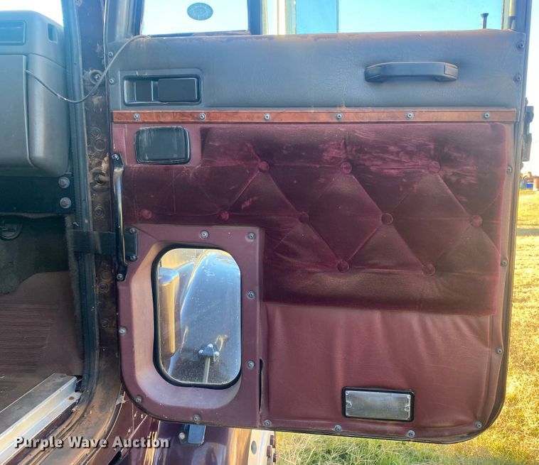 image for item DN0040 1995 International 9400  semi truck