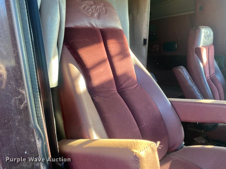 image for item DN0040 1995 International 9400  semi truck