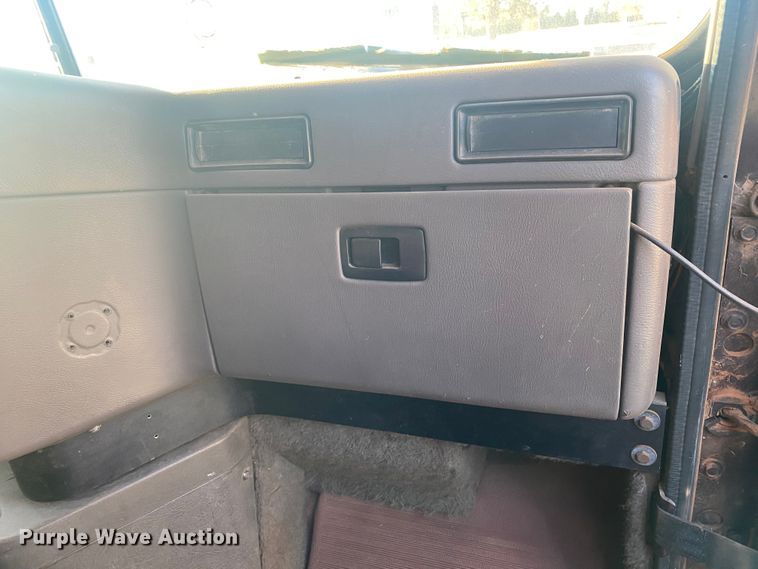 image for item DN0040 1995 International 9400  semi truck