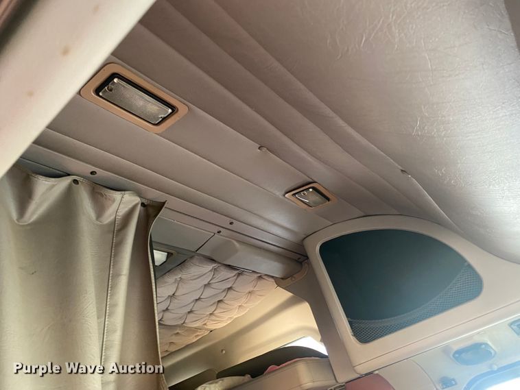 image for item DN0040 1995 International 9400  semi truck