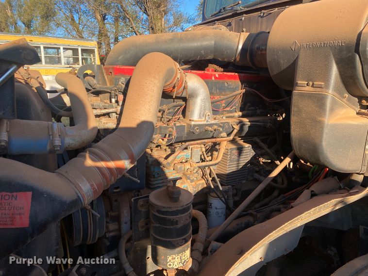 image for item DN0040 1995 International 9400  semi truck