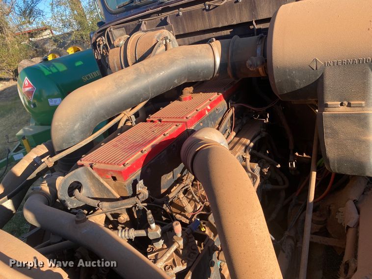 image for item DN0040 1995 International 9400  semi truck