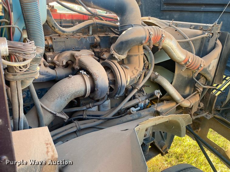 image for item DN0040 1995 International 9400  semi truck