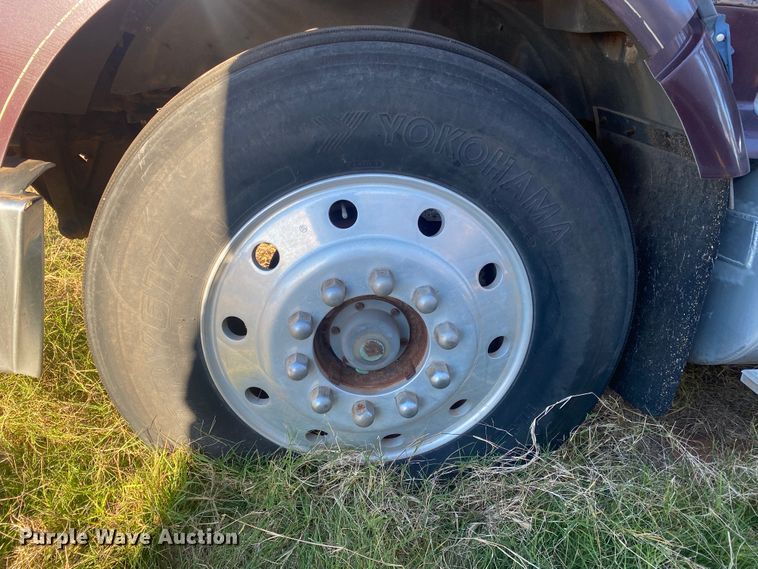 image for item DN0040 1995 International 9400  semi truck