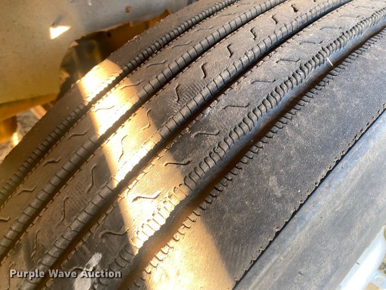 image for item DN0040 1995 International 9400  semi truck