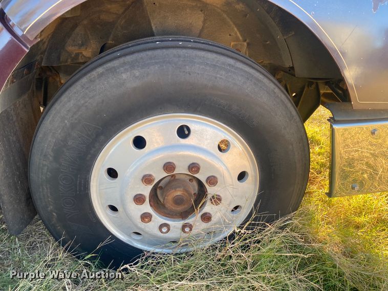 image for item DN0040 1995 International 9400  semi truck